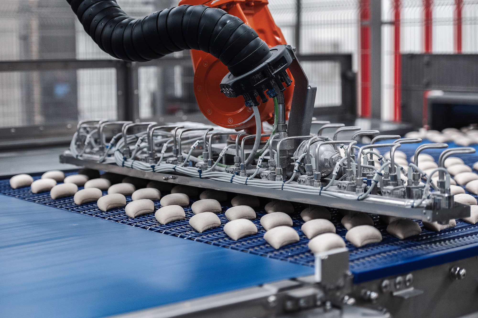 Einschneiden von Br&ouml;tchen-Teiglingen im industriellen Backbetrieb