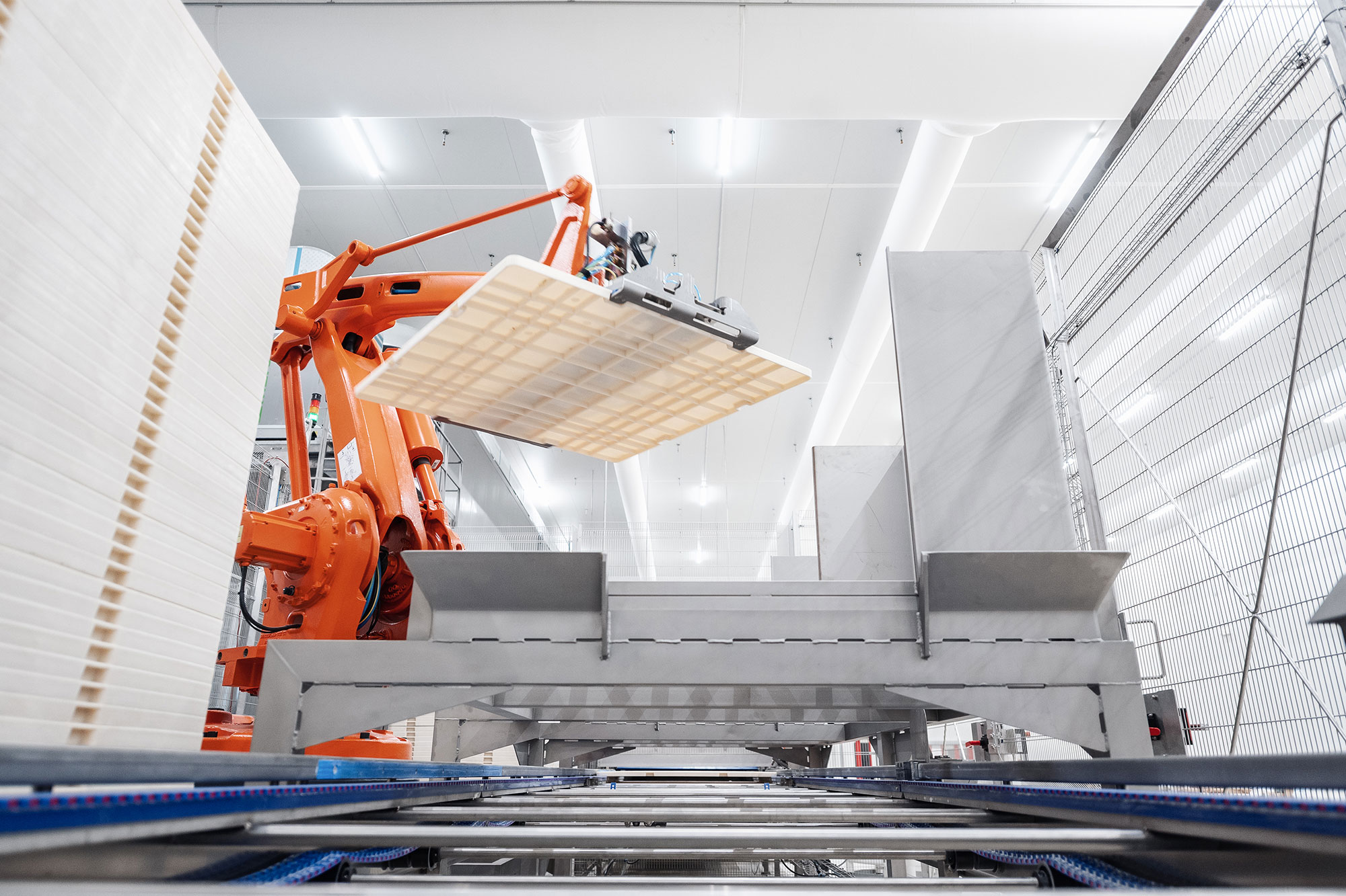 &Uuml;bergro&szlig;e Backbretter stapeln mit Robotern