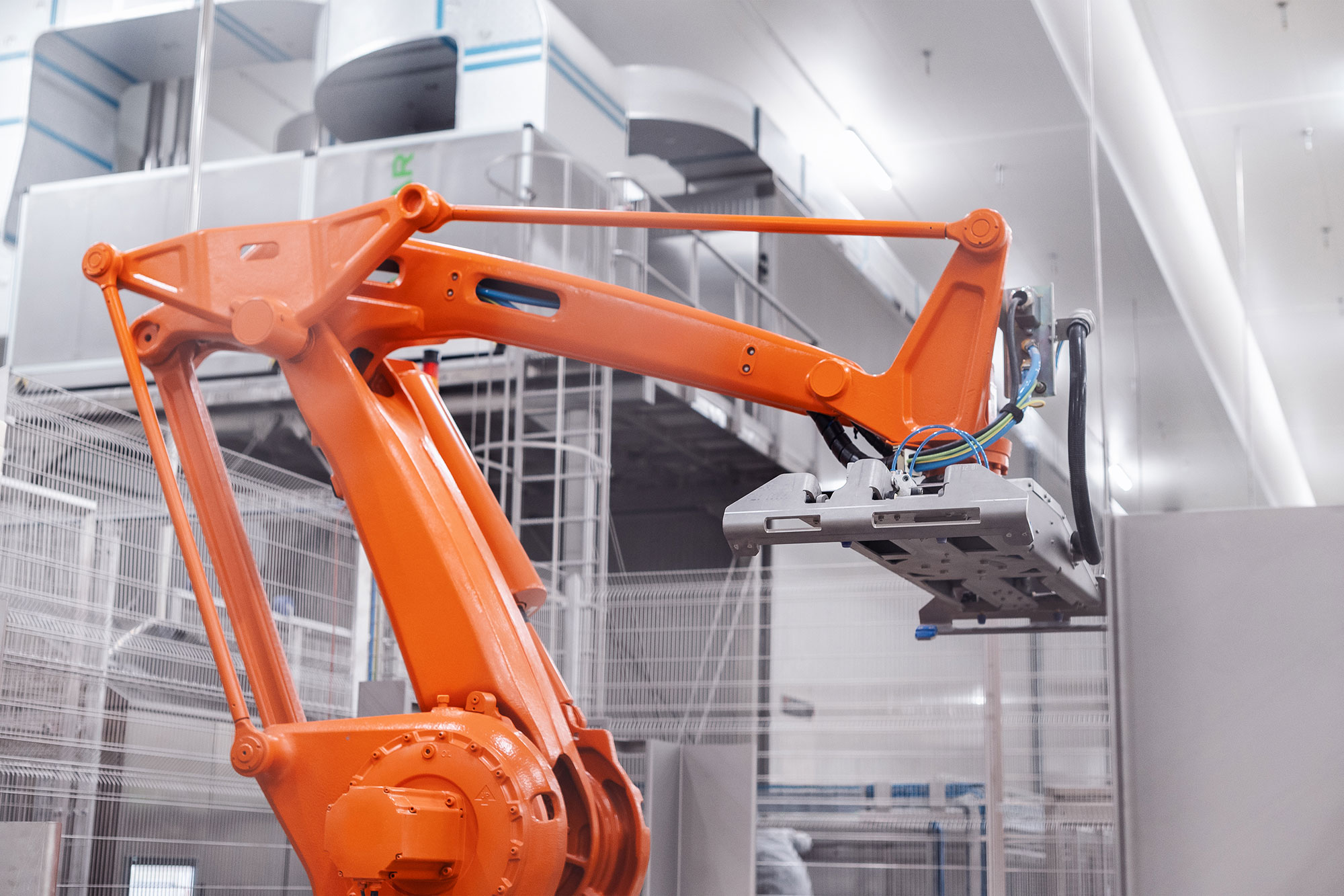 Industrieroboter mit Greifern zum Stapeln