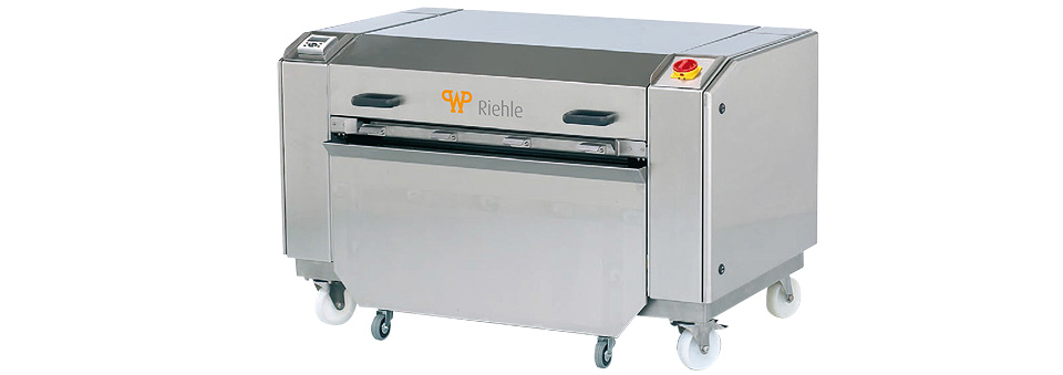 Blechreinigungsmaschine BRM DELUXE – leise und saubere Reinigung von 2-Rand-Backblechen - Die leise und saubere Reinigung von 2-Rand-Backblechen Blechreinigungsmaschine BRM DELUXE – leise und saubere Reinigung von 2-Rand-Backblechen